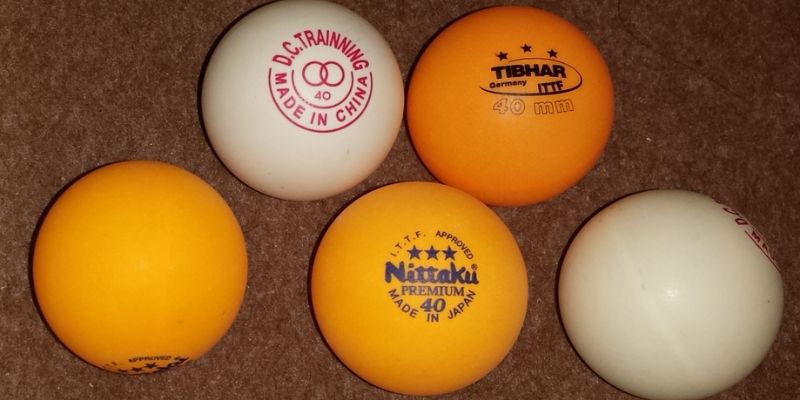 2 màu bóng tiêu chuẩn trong bóng bàn là trắng và cam